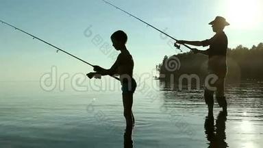 父子俩在湖边钓鱼..